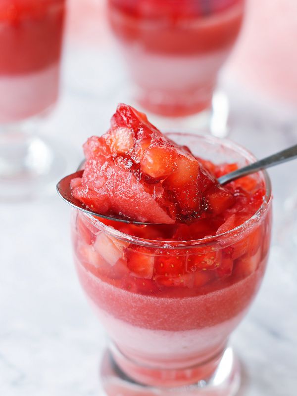 三色草莓果冻布丁