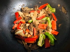 青红椒素炒羊肚菌的做法
