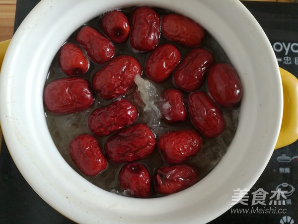 银耳红枣羹的做法
