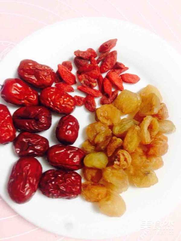 火龙果莲子桂圆红枣枸杞银耳汤