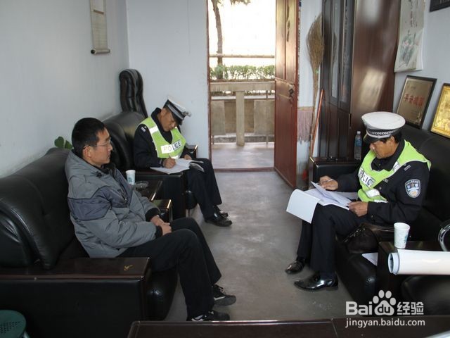 驾车遇到交警时,拒绝出示驾驶证,有啥后果?