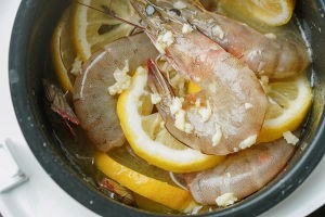 电饭煲黄油柠檬虾的做法