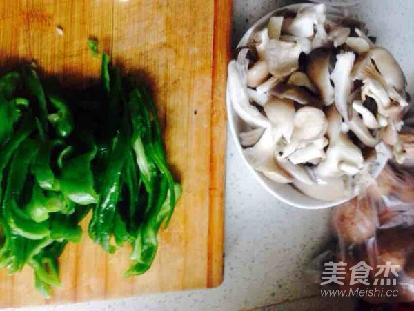 酸辣青椒炒平菇