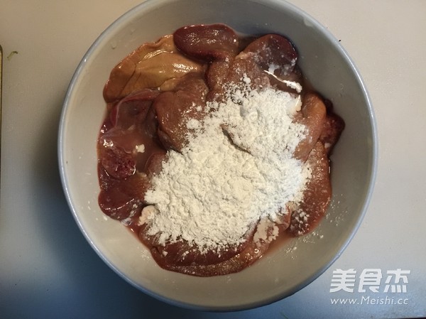 芹菜炒鸡肝的做法