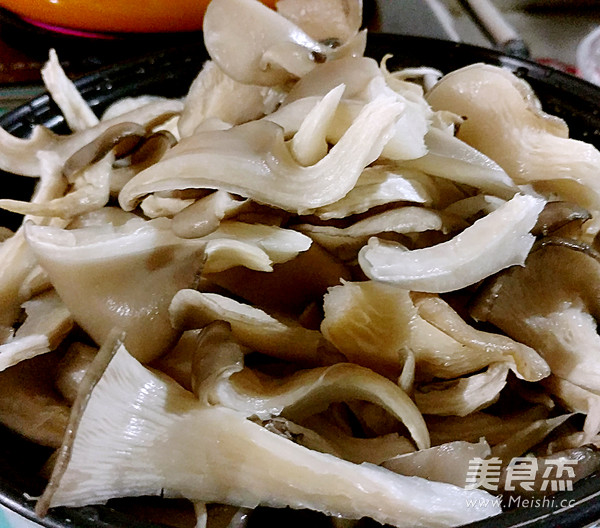 秘制鸡肉炒蘑菇