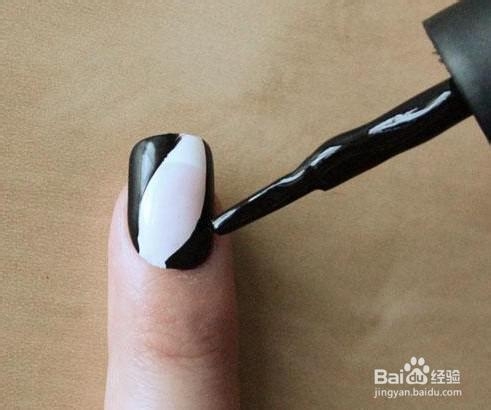 时尚的黑白泼墨美甲