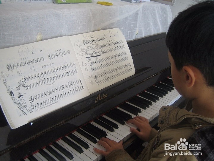 老年人怎样让孩子练习弹立式钢琴---短视频