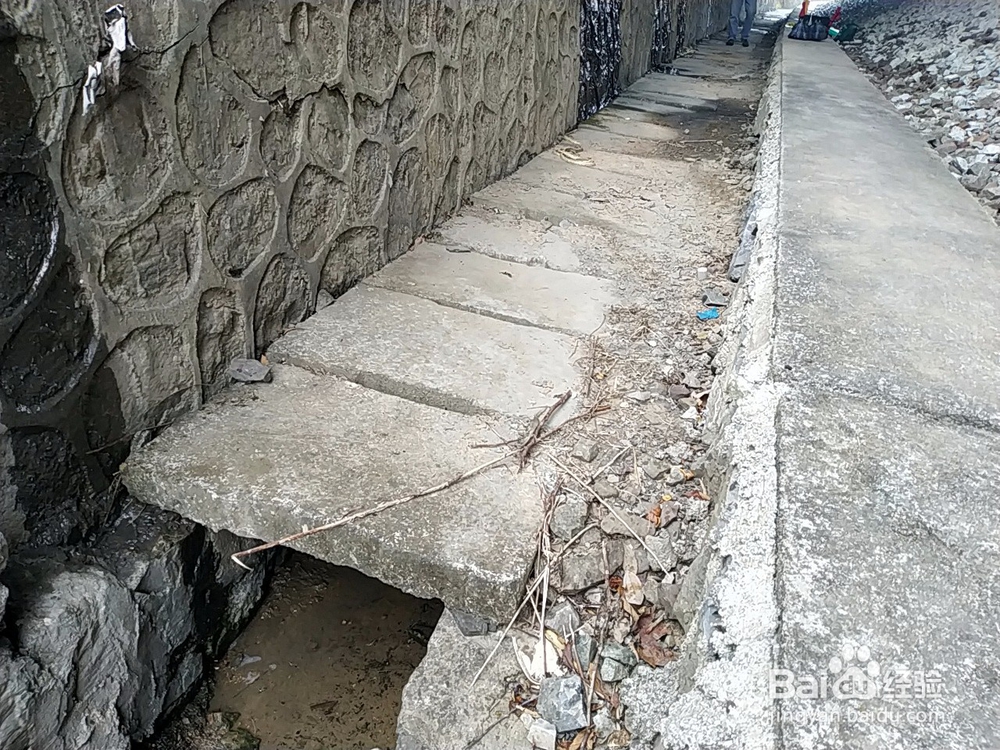 铁路线路两旁的排水沟应该怎么做?