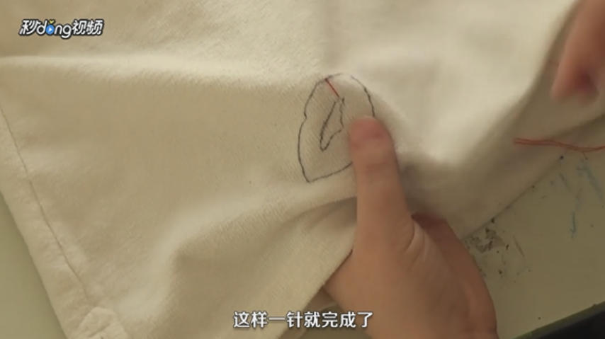在白衬衫上如何绣唇印