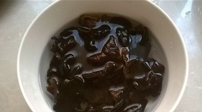 洋葱炒木耳是怎做的
