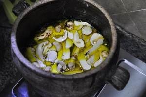 教你怎么做鲜松茸土鸡汤