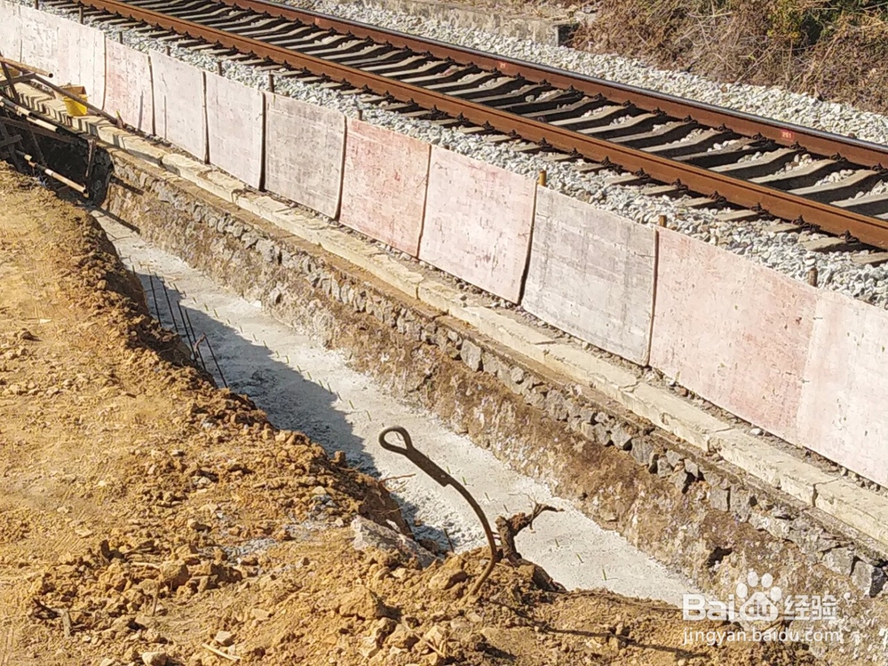 在铁路线路旁施工如何确保行车安全？