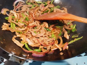 洋葱辣椒炒牛肉做法的简介