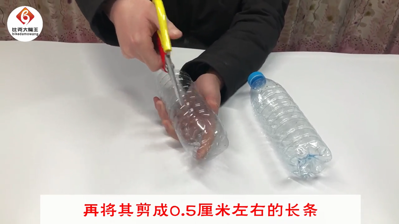 才知道把大号塑料瓶挂在厨房