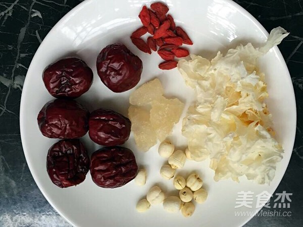 银耳红枣莲子汤