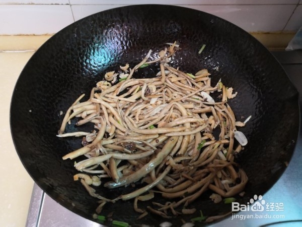 干煸茶树菇小白菜的做法