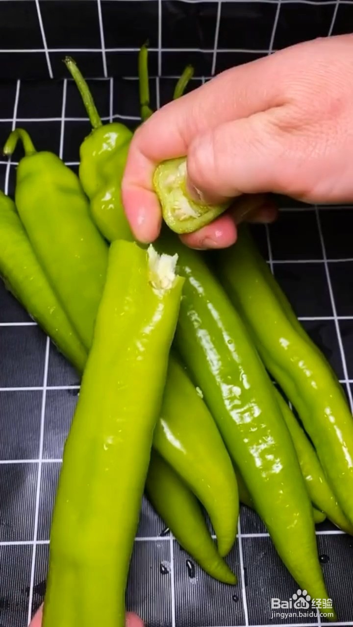 如何自制美味好吃的青椒包金针菇