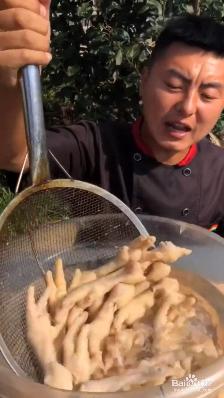如何自制美味好吃的泡椒无骨鸡爪
