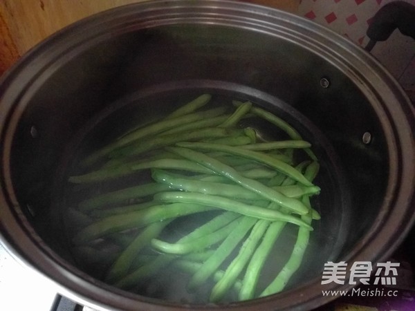 鸡胗拌豆角的做法