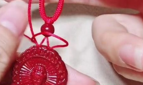 吊坠牛鼻孔里有断线头怎么取出来