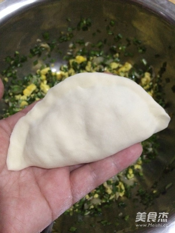 韭菜鸡蛋扇贝丁馅饼
