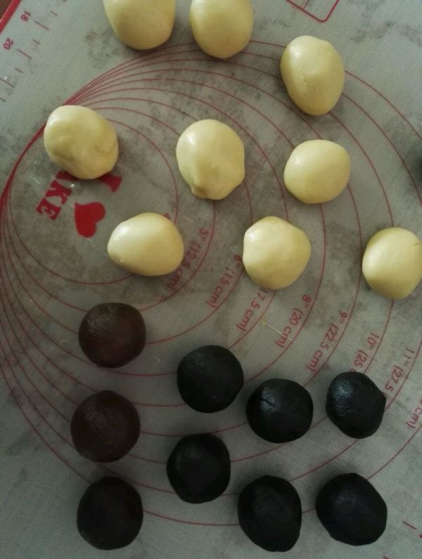 传统广式蛋黄月饼