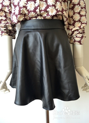 学院女生的小性感装扮