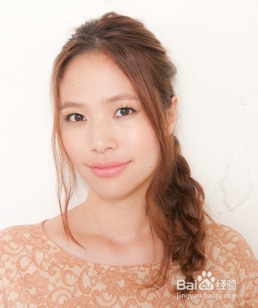 时尚伴娘扎发步骤