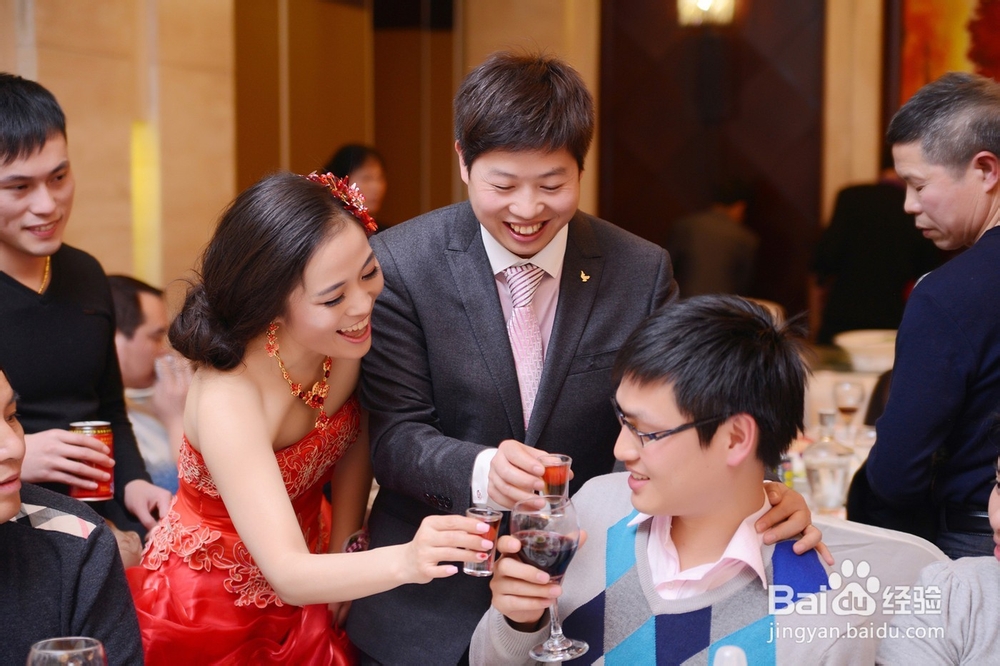盛大的婚宴上敬酒的礼仪