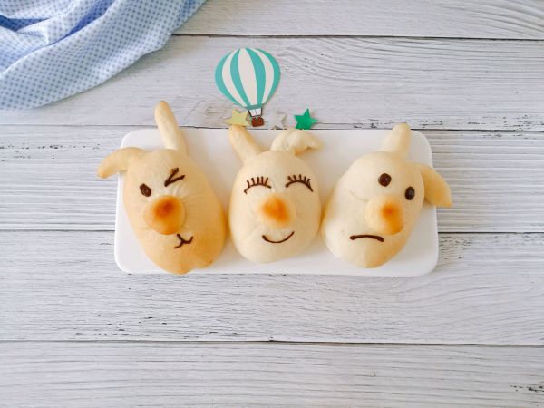 丑萌兔豆沙面包