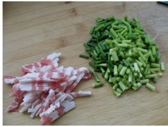 蒜薹肉丝荞麦面