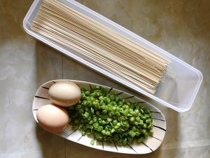 三分钟豆角煮面条的做法