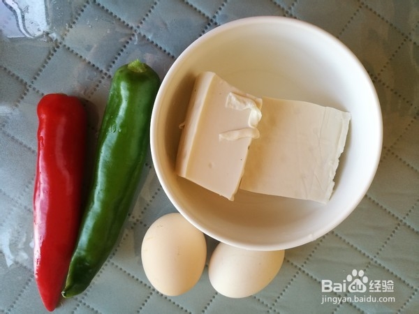 双椒豆腐炒鸡蛋的做法