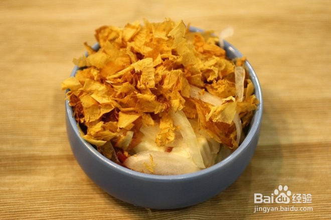 洋葱、茗荷、柴鱼片的凉拌豆腐