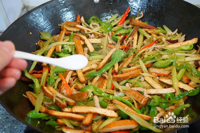 青椒炒香干做法