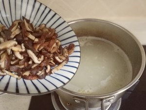 食补养生香菇鸡肉粥的做法