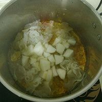 在家制作美味的桃胶银耳汤