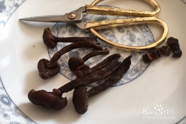 小鸡炖蘑菇怎样做？