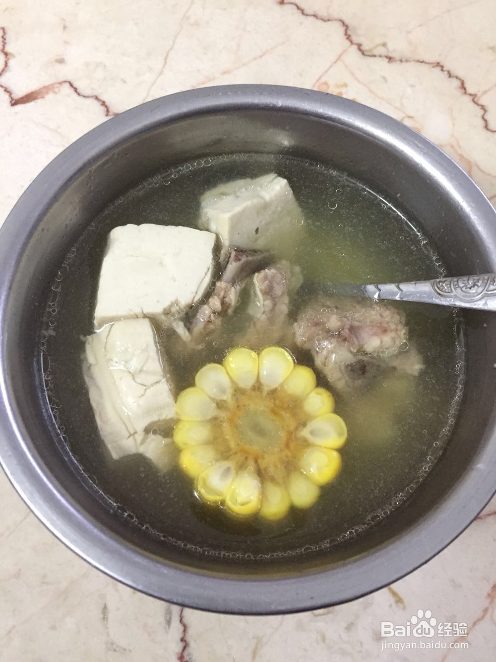 <b>玉米豆腐排骨汤的做法</b>