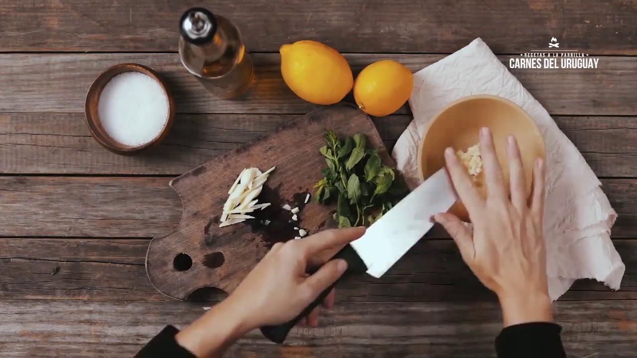 怎么做炭烤乌拉圭草饲羊排