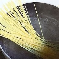 制作番茄沙丁鱼意面