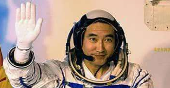 中国航天员进入太空的时间和名字是什么