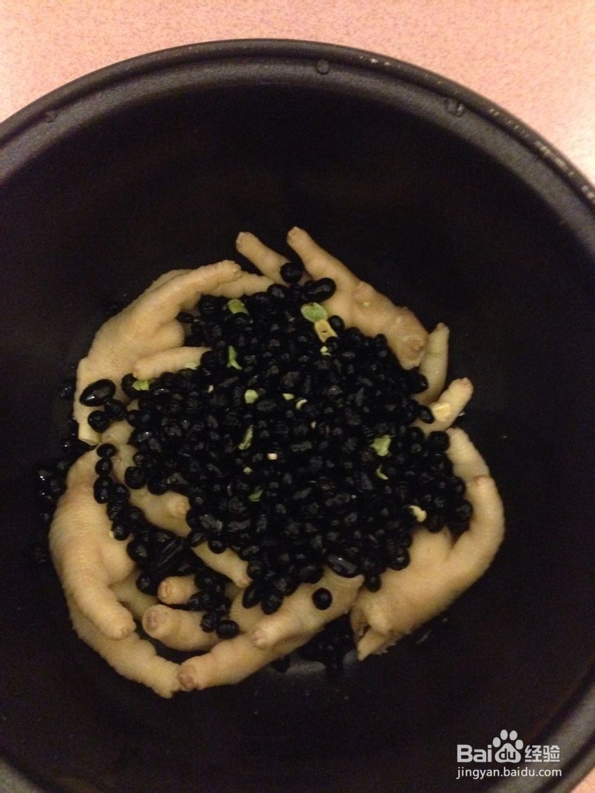 强肾抗皱美容汤：鸡爪黑豆汤