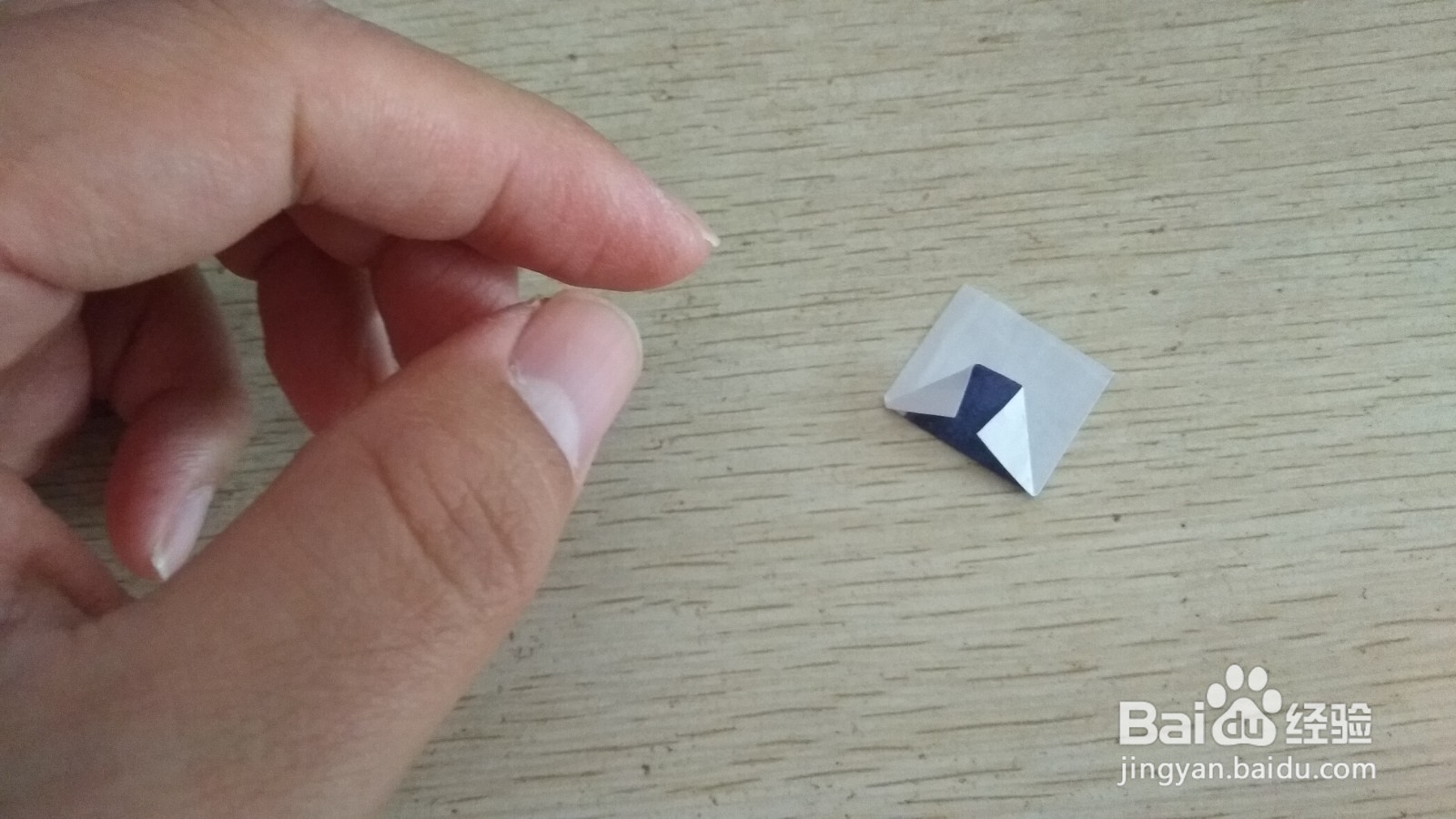 如何用一个长方形纸条做简易的中性笔的支架
