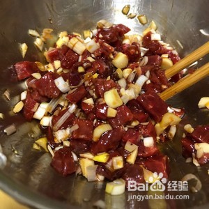 小朋友都喜欢的葱香蔬菜嫩爆牛肉粒
