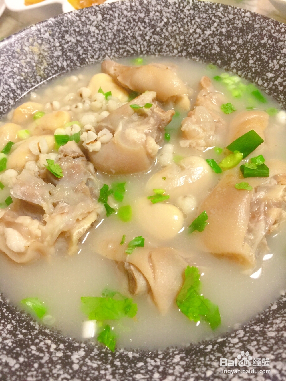 每日美食-猪蹄花儿可以吸的猪蹄的做法