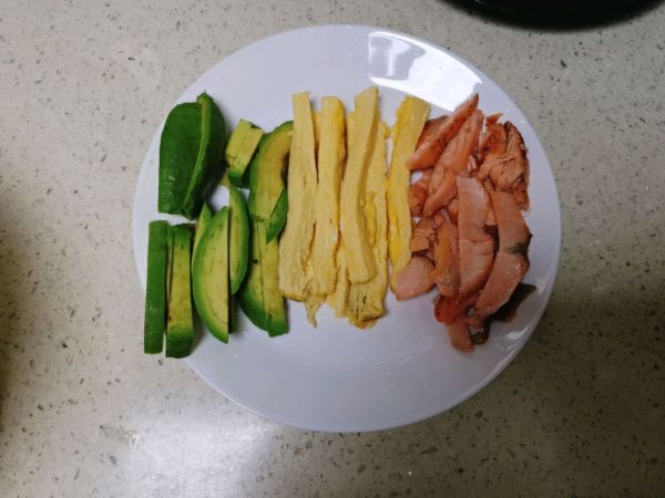 三文鱼牛油果寿司卷