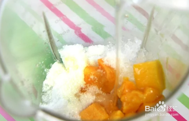 制作新鲜的芒果汁