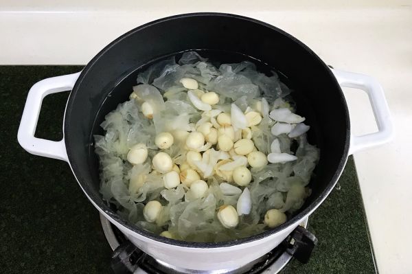 木瓜银耳莲子甜汤