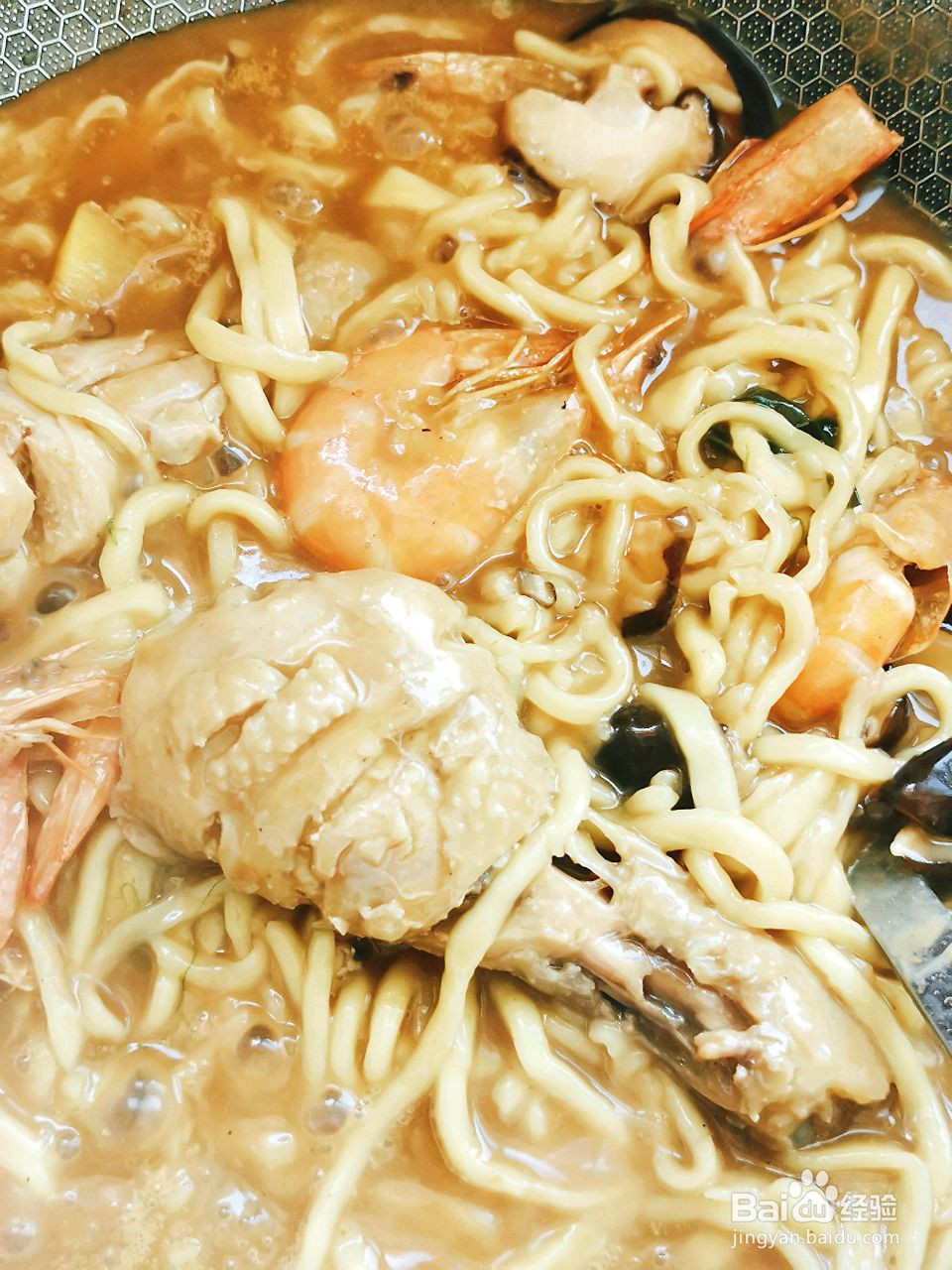 鲜虾鸡腿沙茶碱面的做法